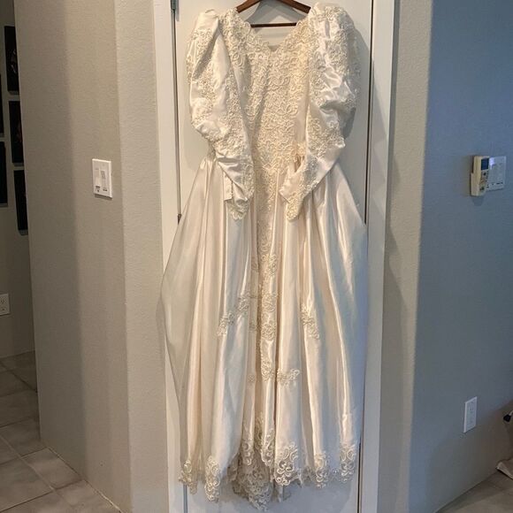 Ivory Vintage Wedding Gown - Picture 1 of 15